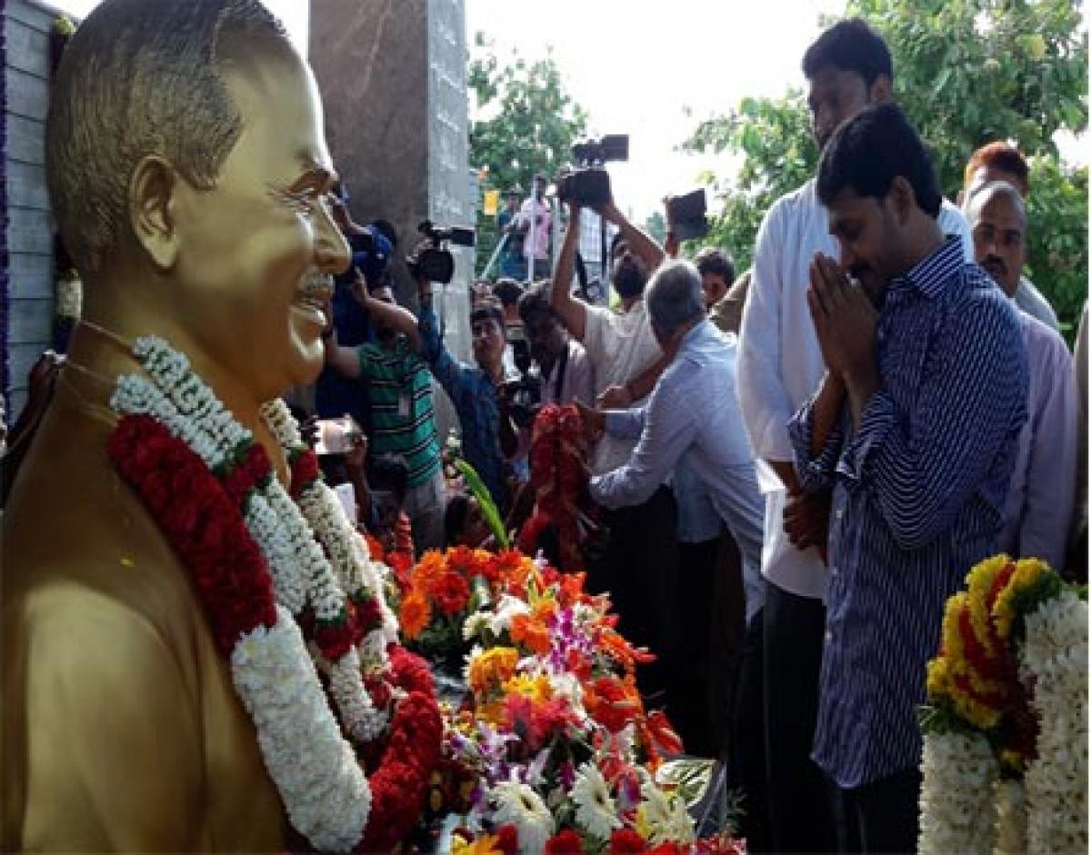 Jagan pays rich tributes to YSR