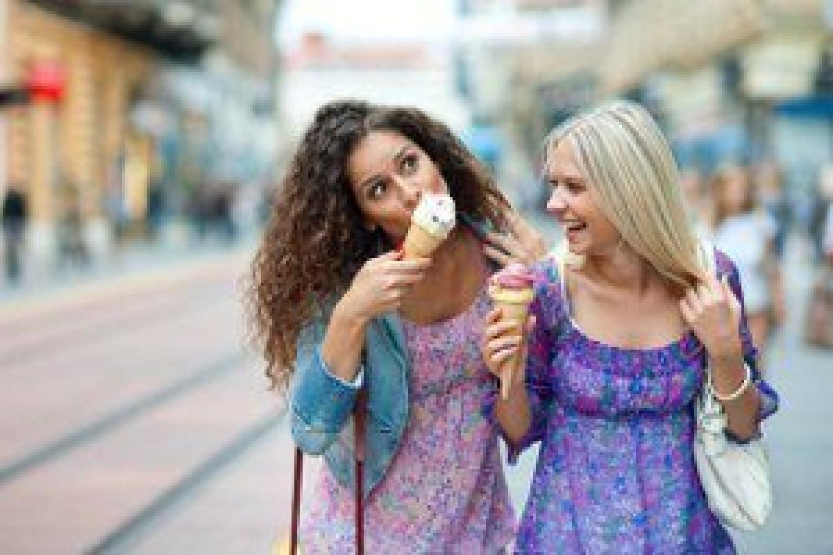 Foodies must avoid snacking while walking to prevent weight gain