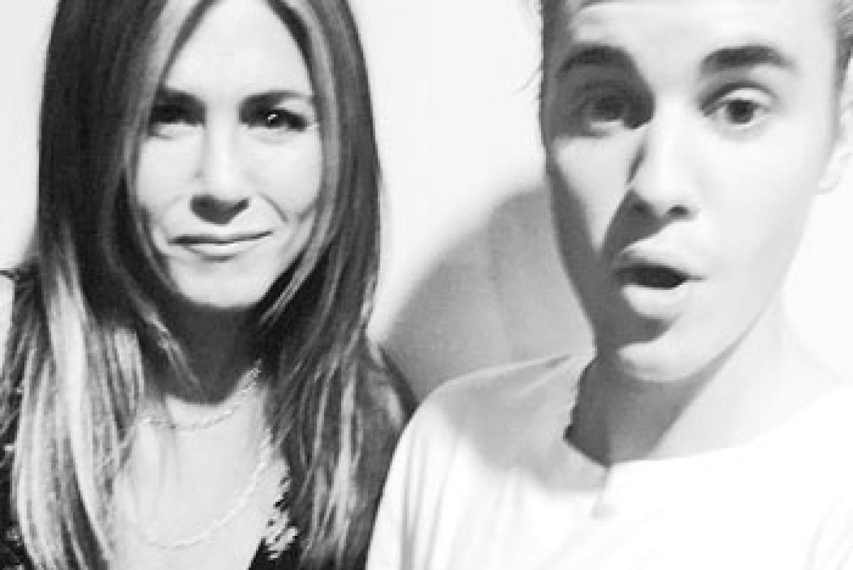 Bieber posts selfie with Aniston