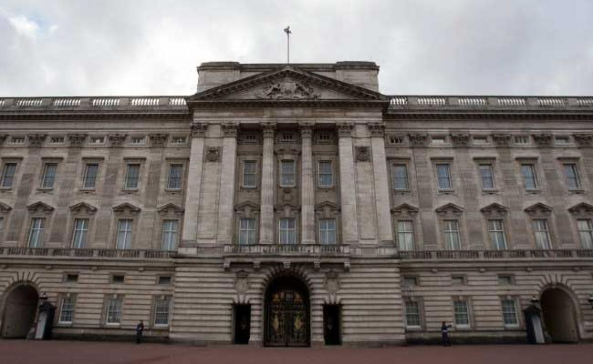 Media Gather Outside Buckingham Palace As Rumours Swirl