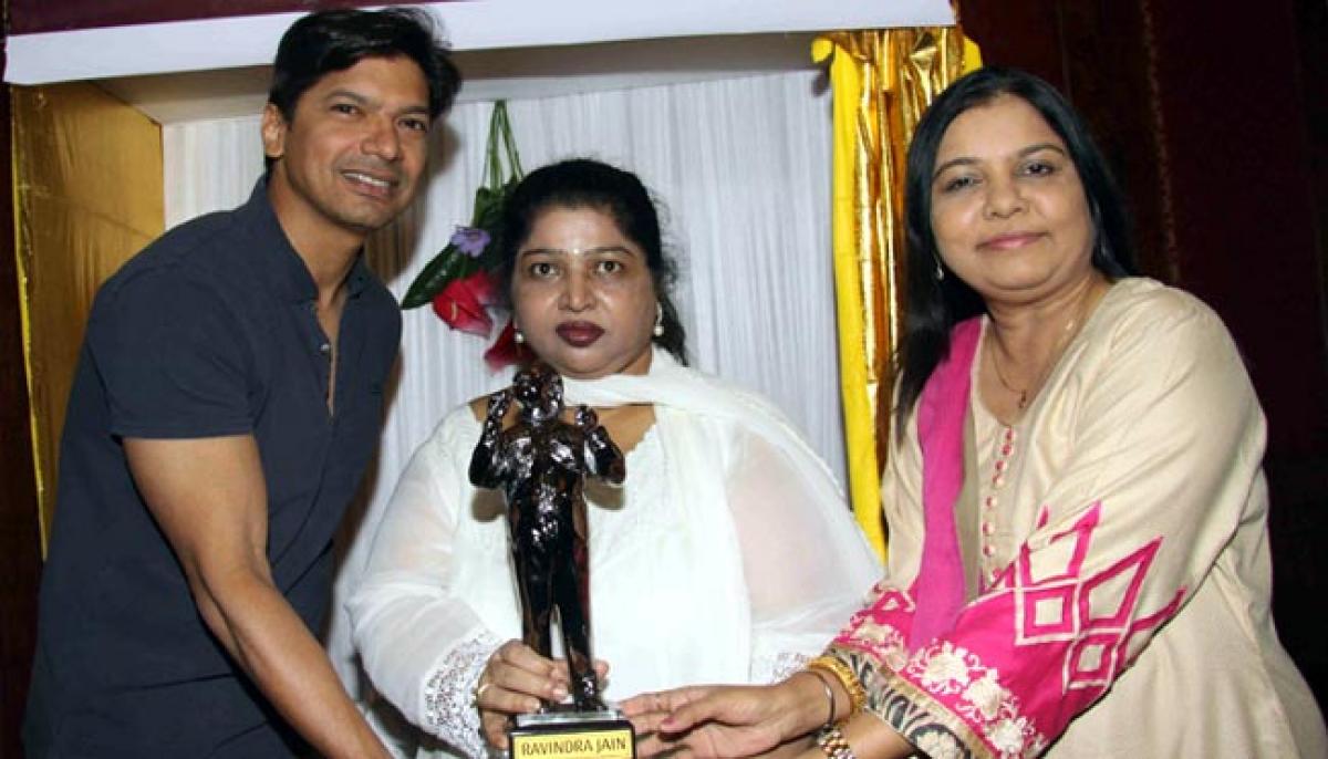 Photos: Shaan, Sadhna Sargam and Divya Jain Unveil Ravindra Jain Music Award Trophy at Ajivasan Hall, Juhu