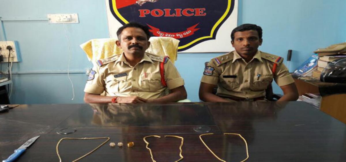 Police arrest conmen duo, recover gold