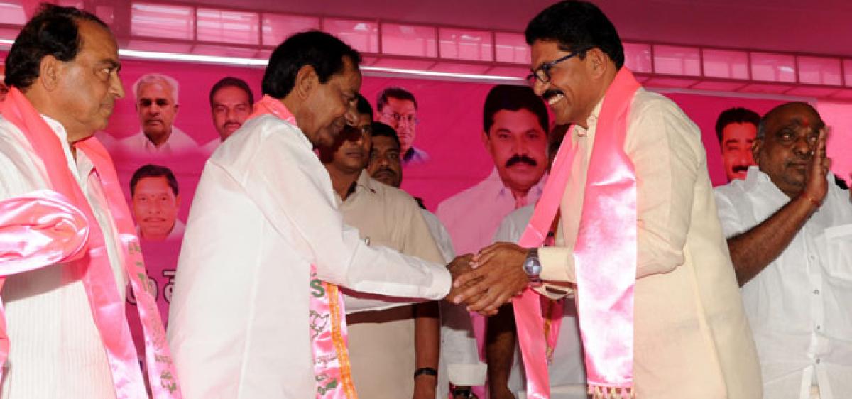 Ramesh Rathod joins TRS