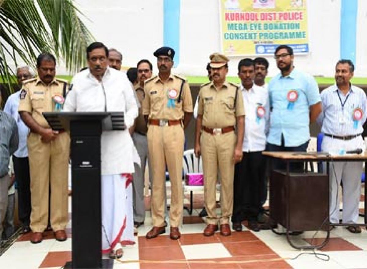 KE Krishnamurthy pats SP for promoting eye donation