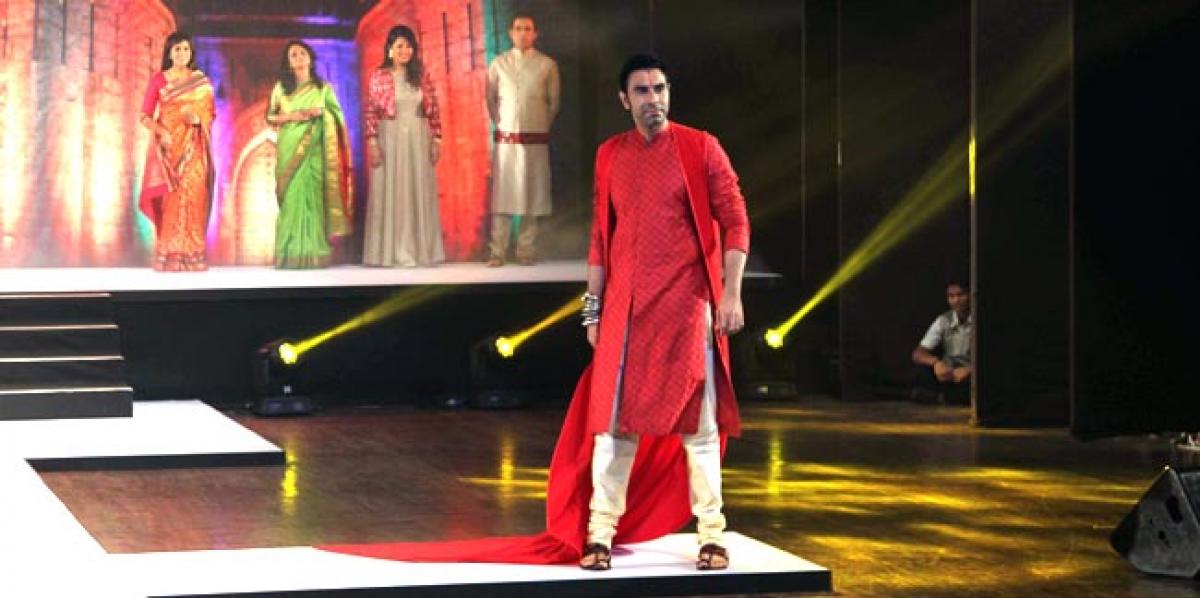 Photos: Sandip Soparrkar, Amruta Phadnis Power Walk to revive Maharashtrain fabrics