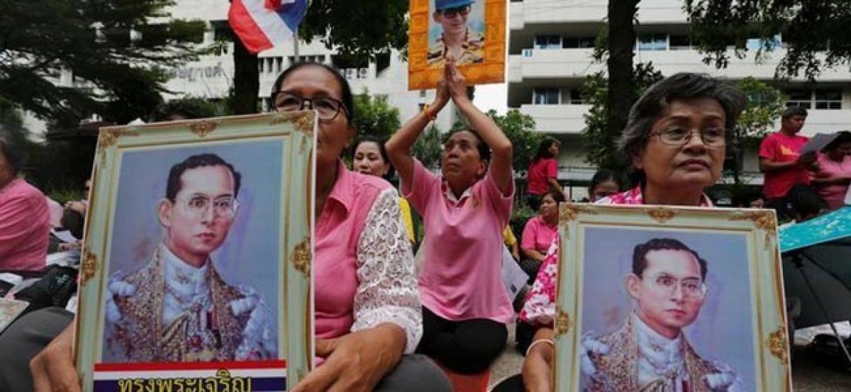 Concerned about kings health, Thais flock to Bangkok hospital