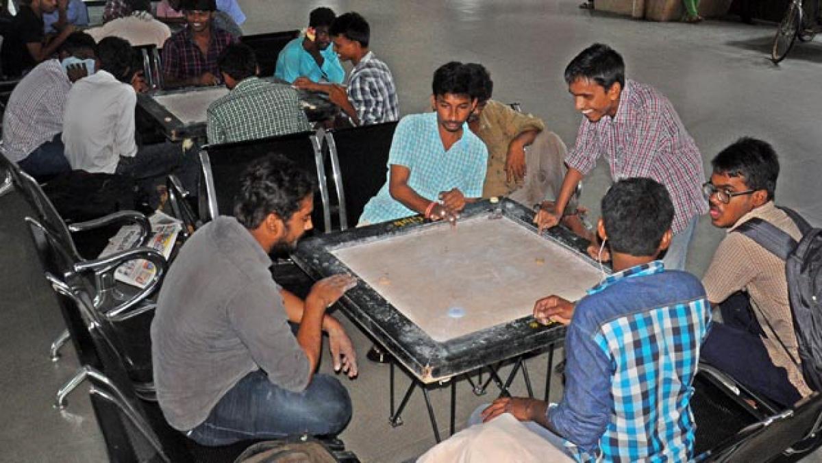 Carom boards at PNBS for commuters