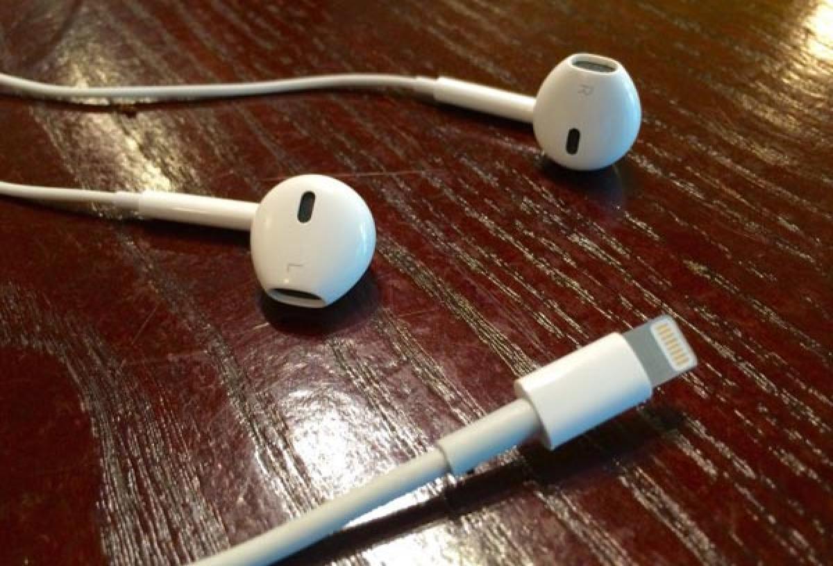 Apple iPhone 7 Earpods replaced 3.5mm headphone jack to lightning connectors