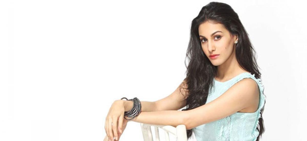 Havent put Bollywood in backseat, says  Amyra Dastur