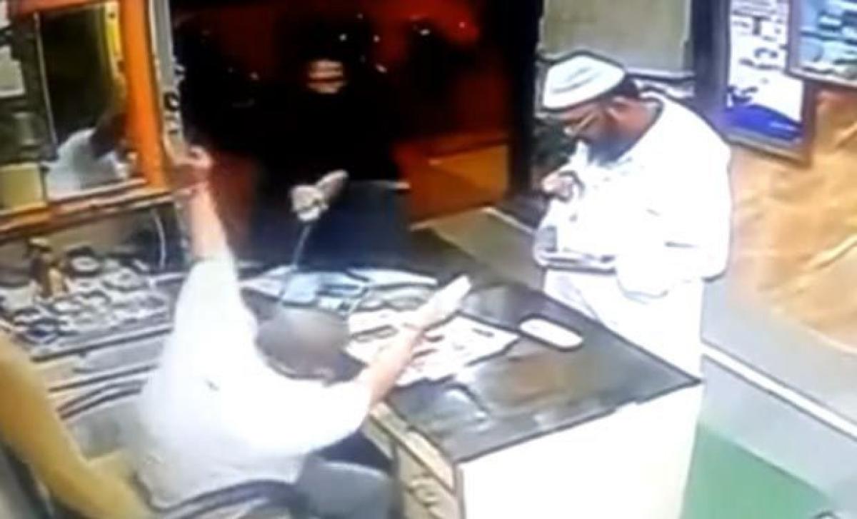 Watch: Customer saves Mumbai shopkeeper attacked with sword