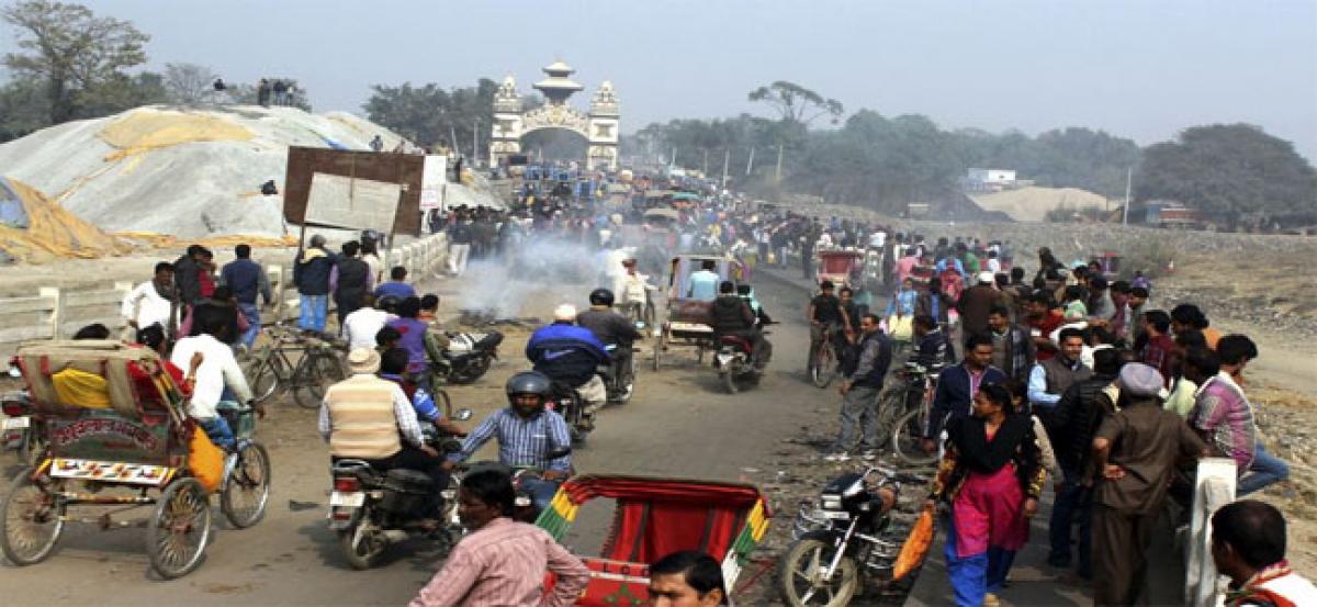 Blocked Nepal-India border open again by local residents