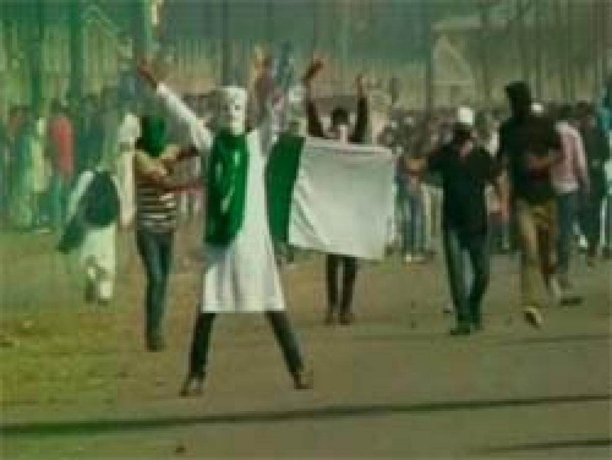 Pak flags raised before namaz in Srinagar