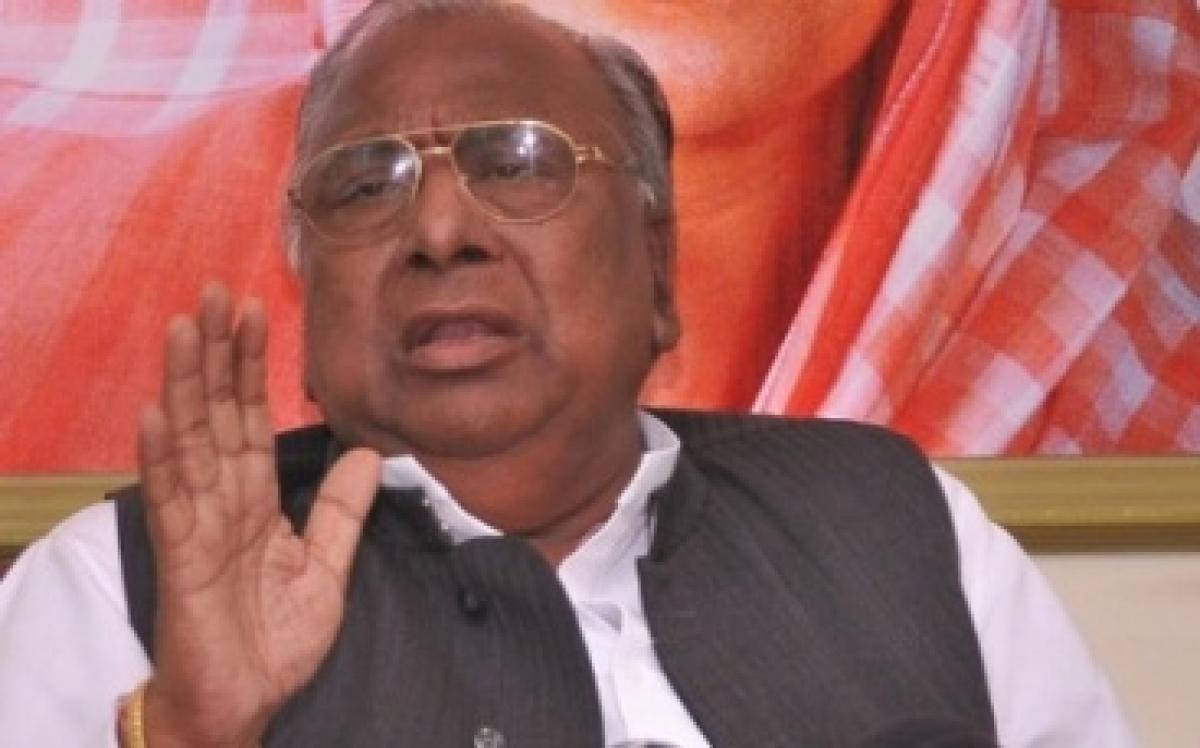 V Hanumantha Rao: TRS Govt responding irrationally over farmers issues