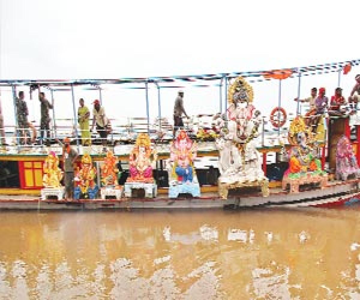 Ganesh idols arrive for immersion in Godavari