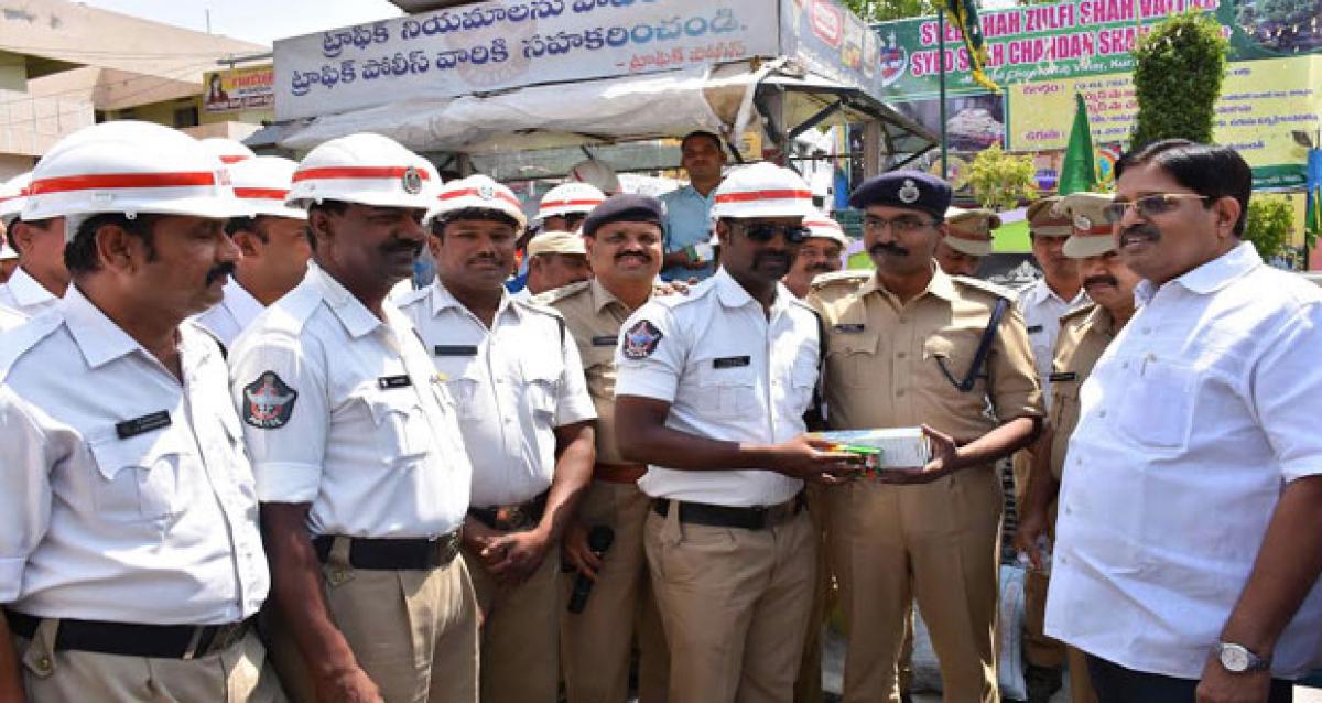 SP distributes sun glasses to traffic police