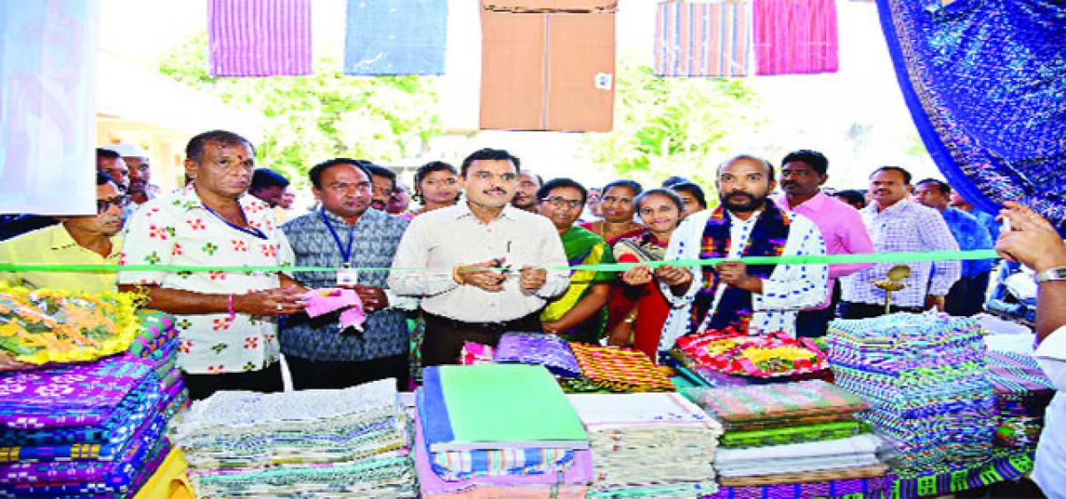 Government workers urged to wear handloom apparels