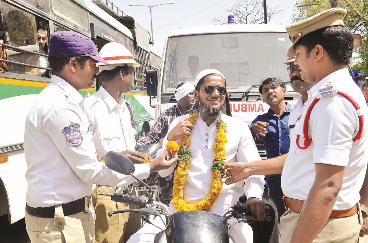 Traffic police turn to Gandhigiri