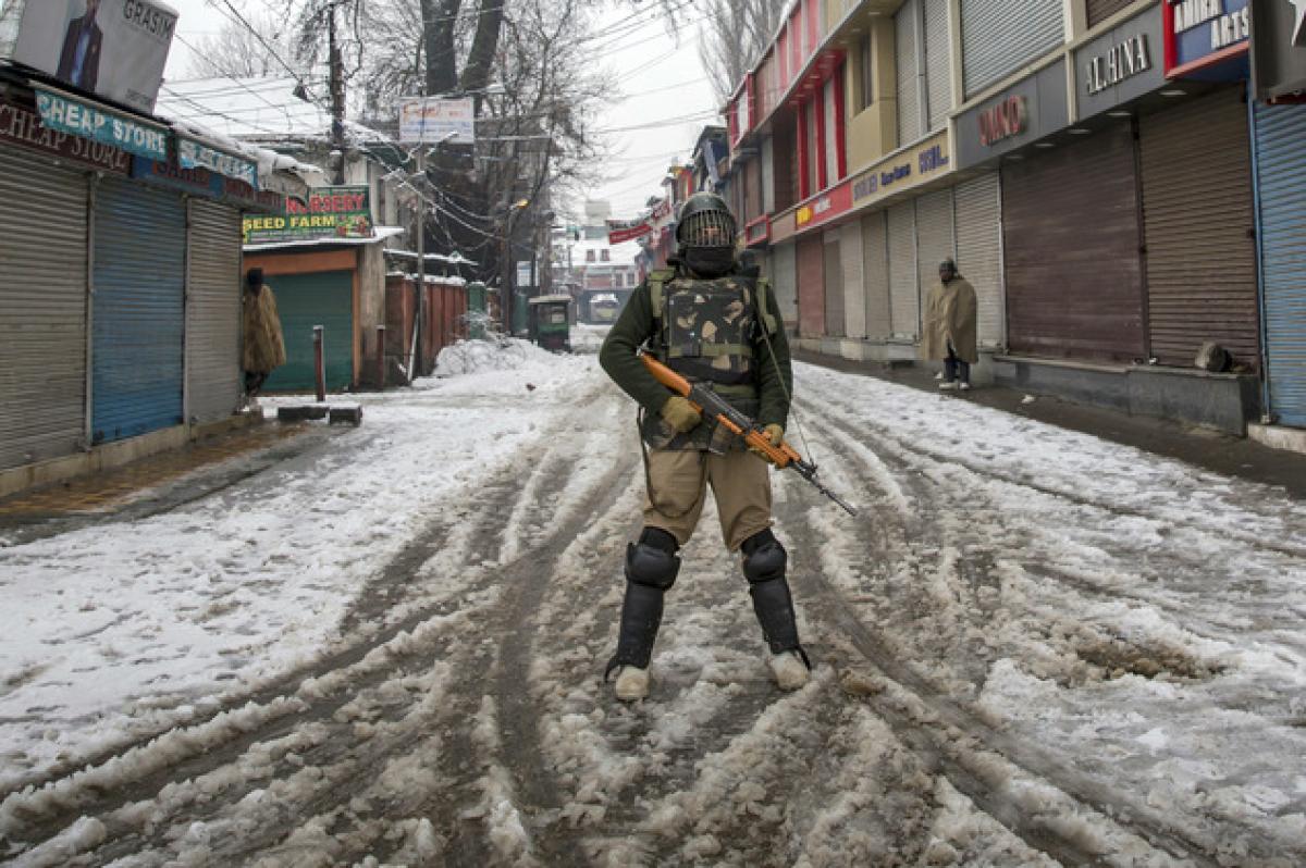 Gunshots trigger panic in Srinagar market