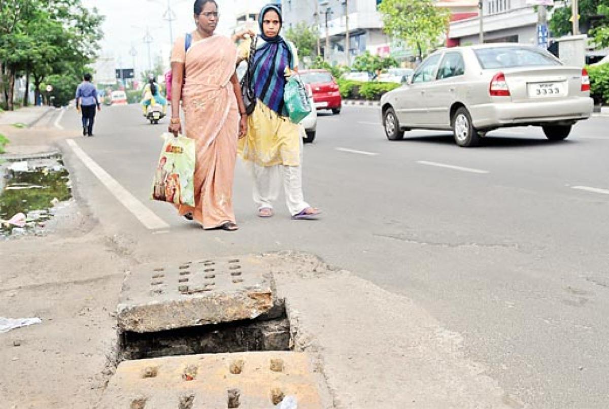 Manhole on Banjara Hills Road No. 2 posing danger