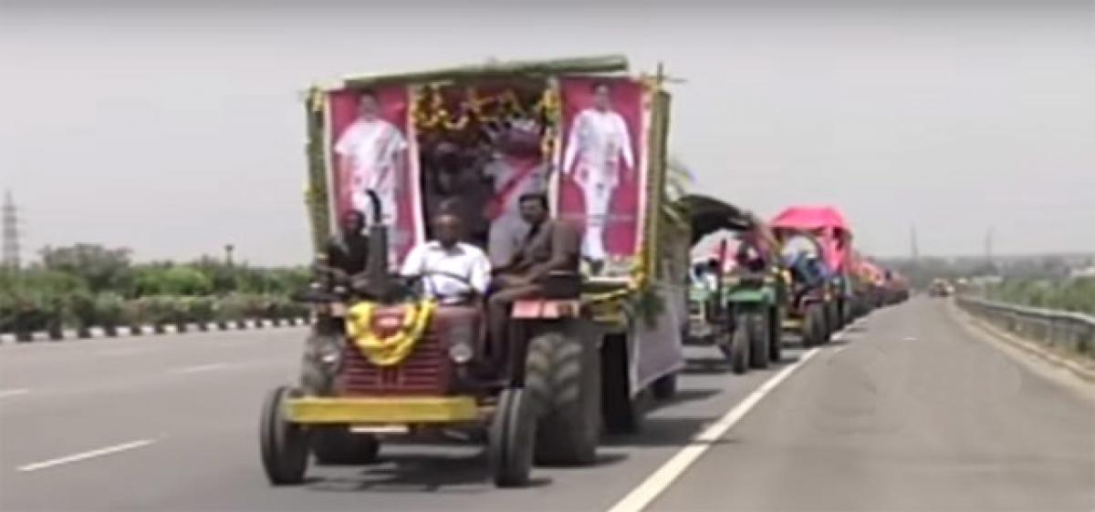 Mahbubnagar farmers attending TRS Warangal public meet in 2,000 tractors