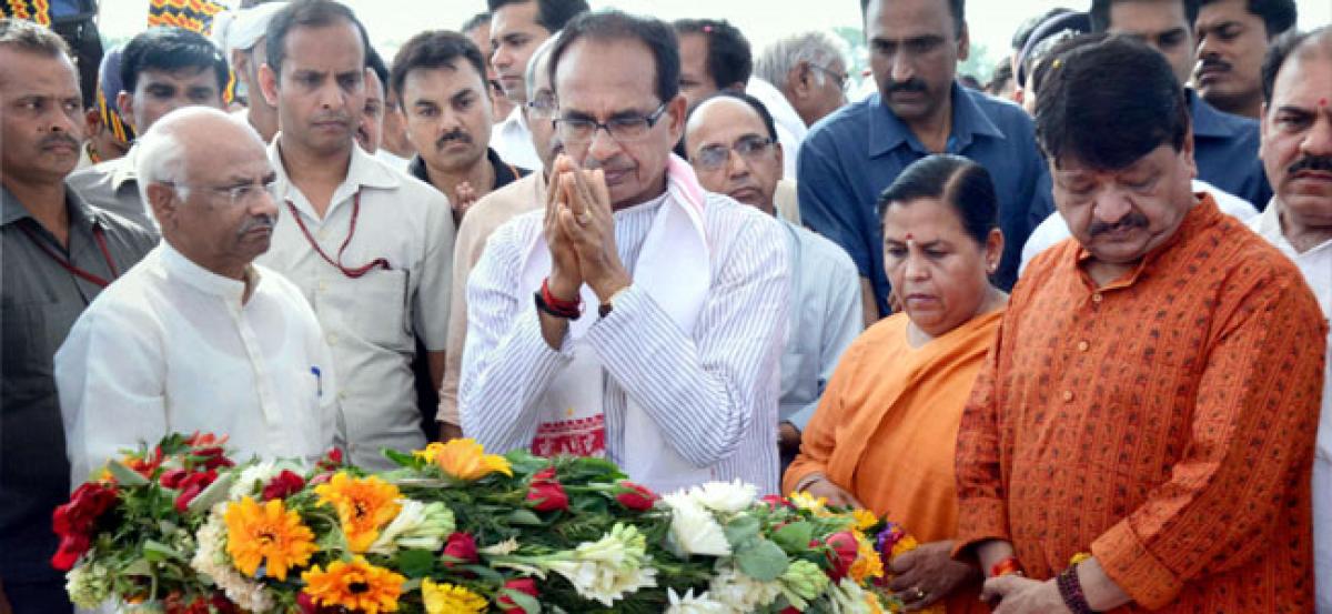 Union minister Anil Dave cremated