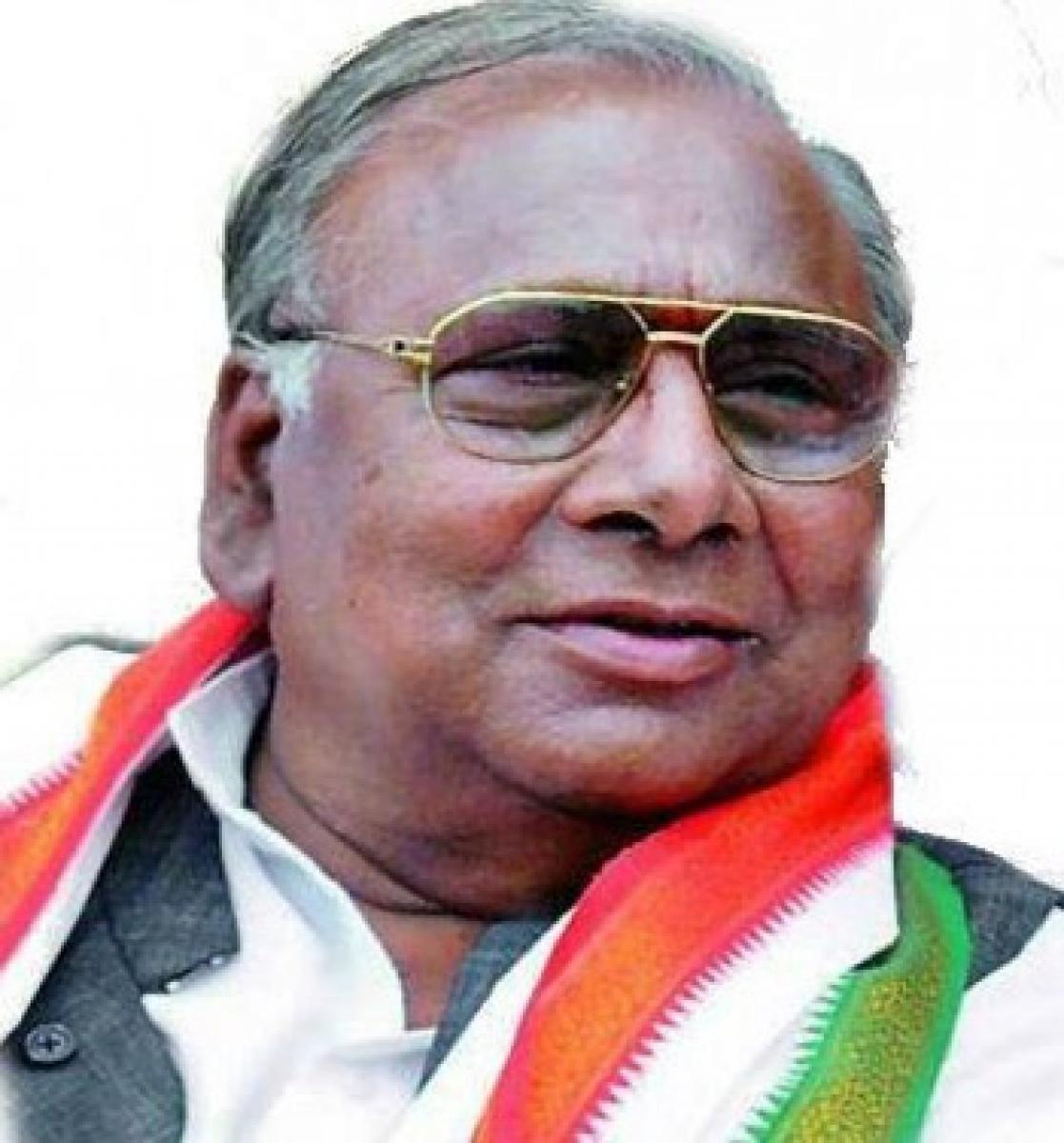 V Hanumantha Rao moves HC against UoH VC