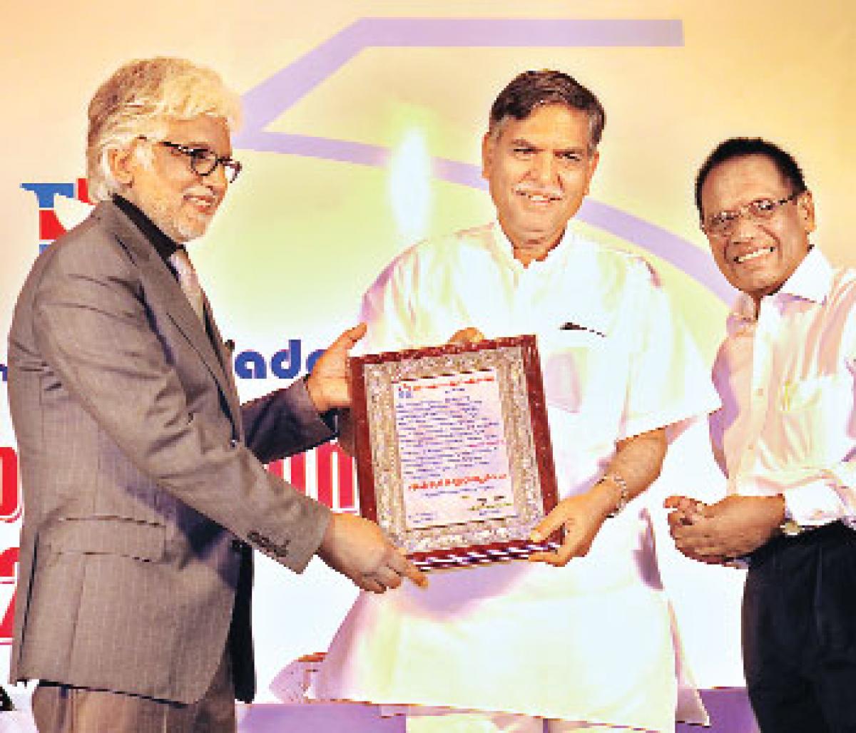 Hariprasad Chourasia, Hindol receive Dr Pinnamaneni award