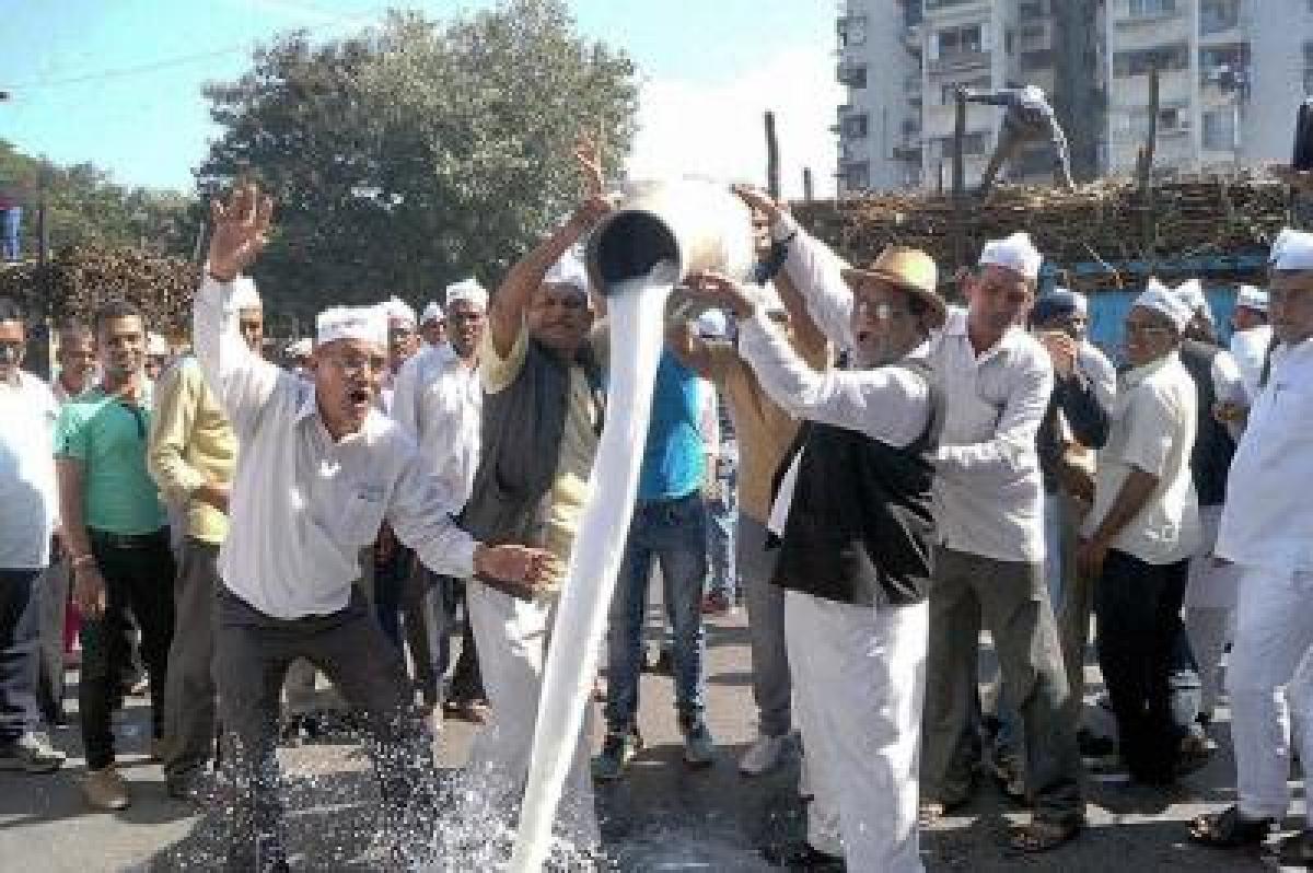 Protesting against currency ban, Surat farmers threaten to stop supplies