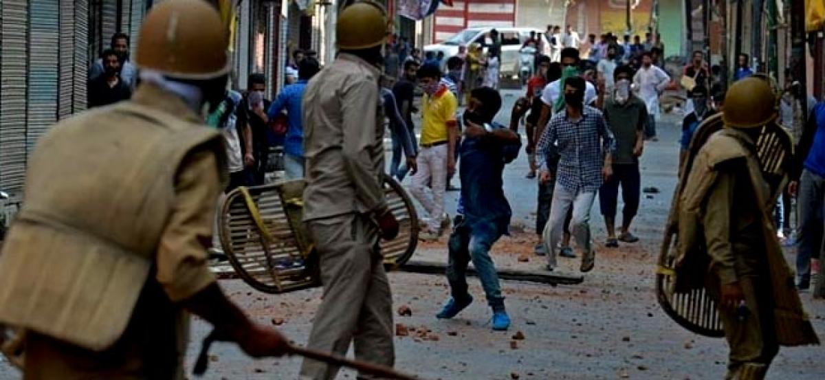 Srinagar: 3 injured as stone-pelting protesters clash with security