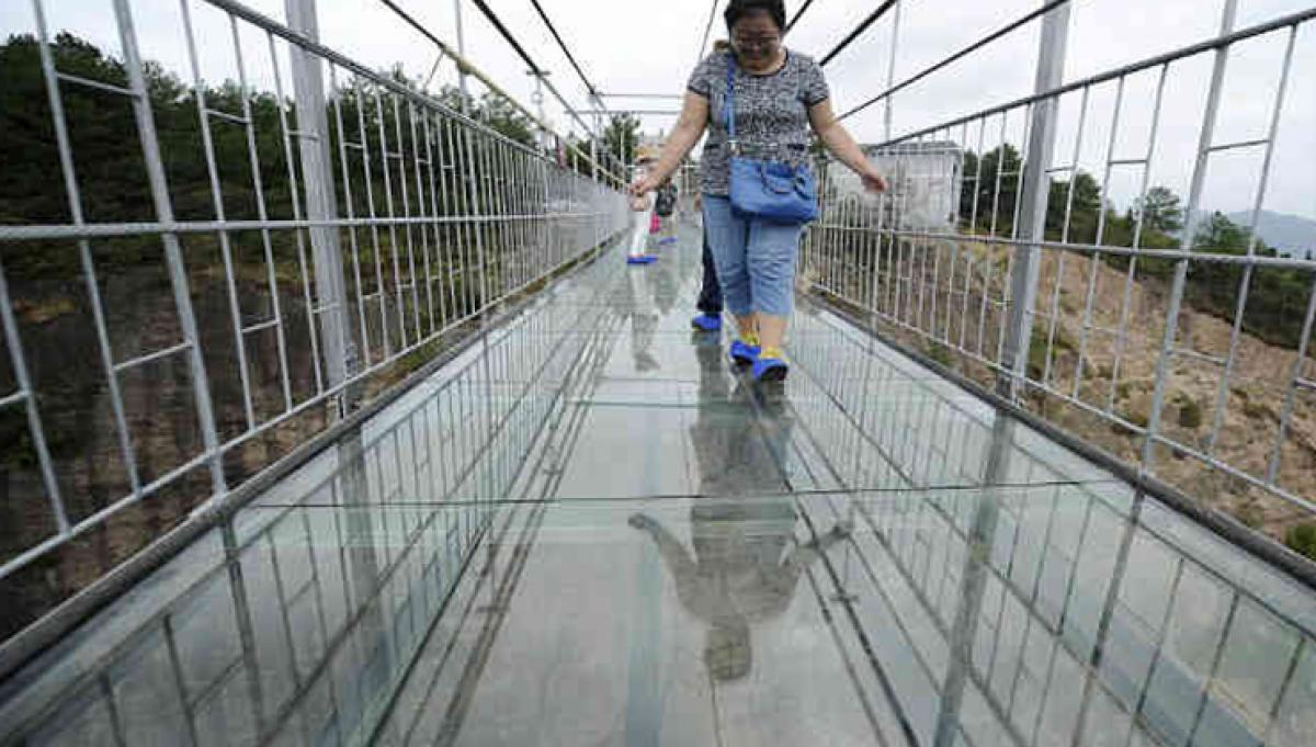 Bridge on cliff of a 3,450-feet high mountain in China cracks, tourists panic