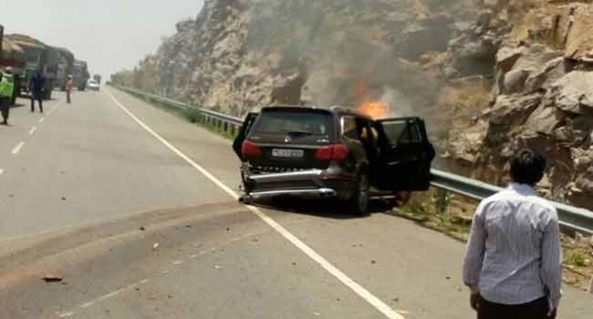 Speeding Merc bursts into flames as it hits ORR railing