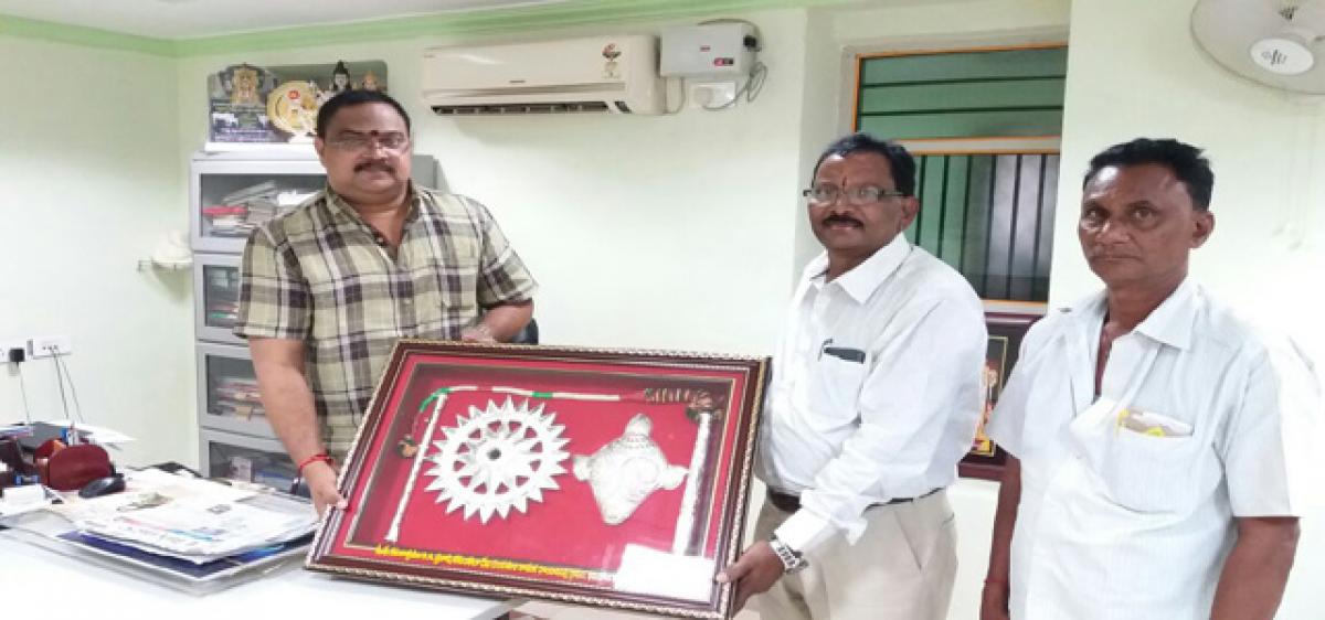 Surabhi artists’ offer ornaments to Balaji