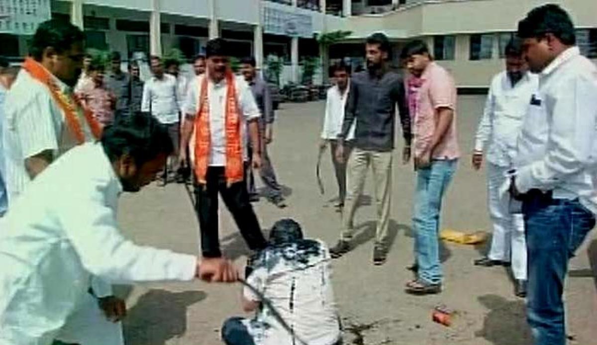 Shiv Sena sacks partymen over ink attack on RTI activist