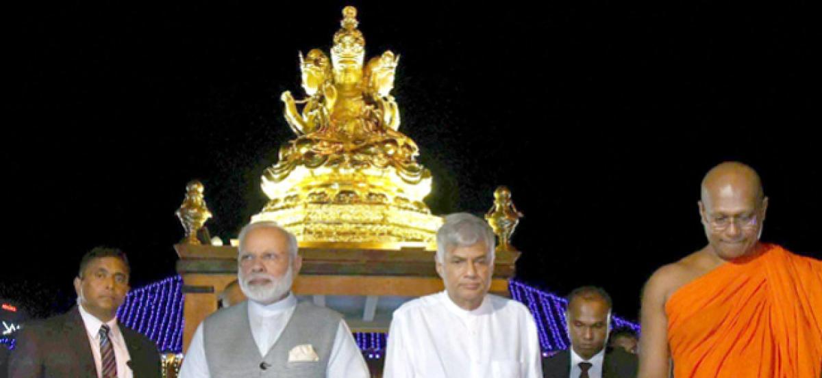 Modi prays at one of Sri Lankas oldest Buddhist temple