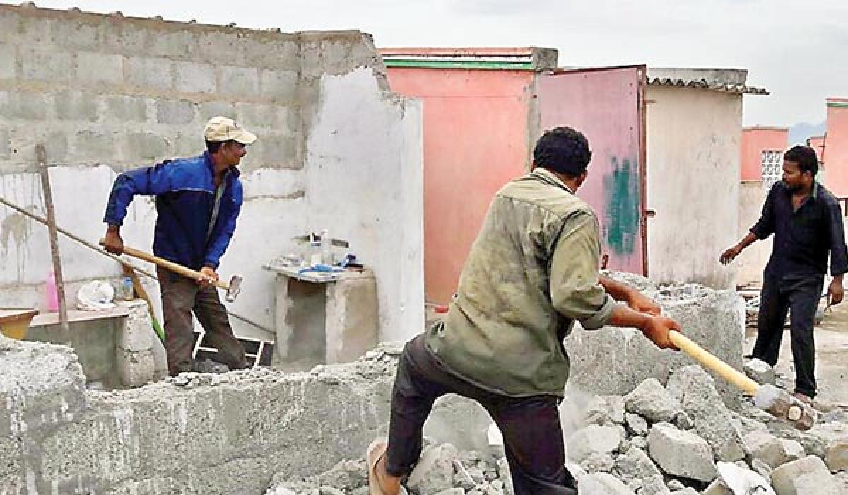 Civic staff demolishes unauthorised structures