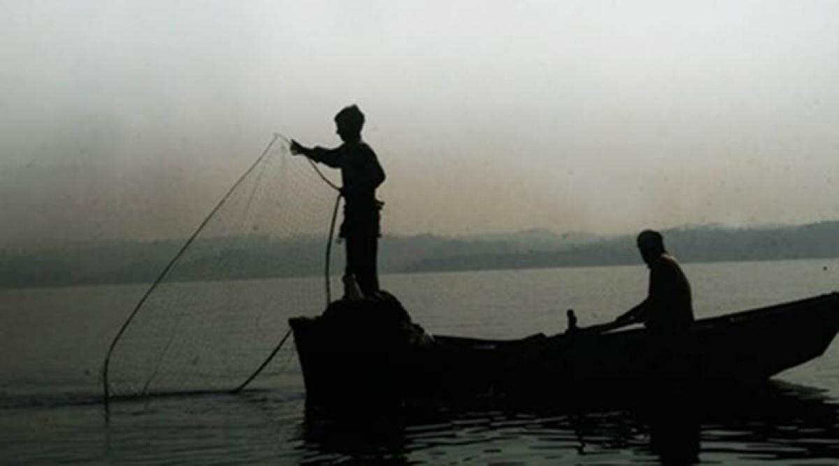 Eight Tamil Nadu fishermen held by SL Navy