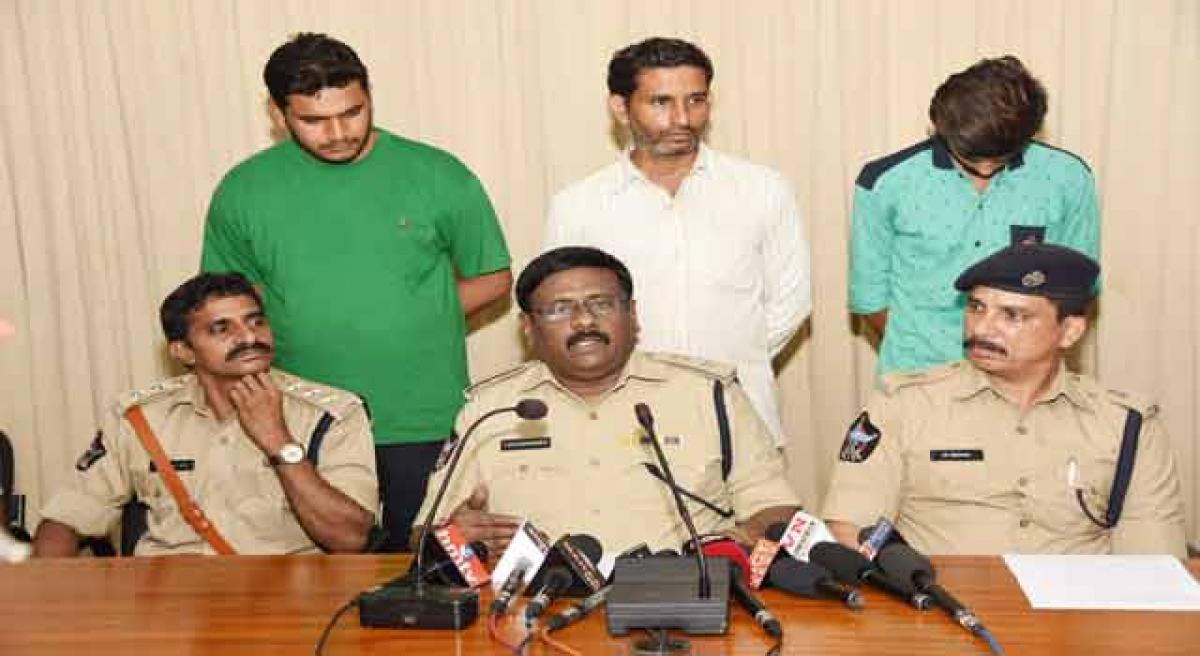 Vizag cops arrest 4 for online fraud