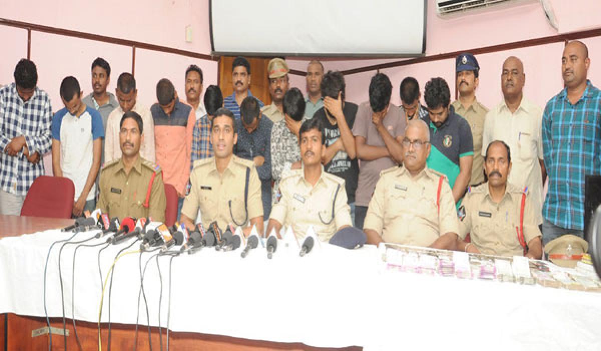 Cricket betting gang arrested; Rupees 9.4 lakhs seized