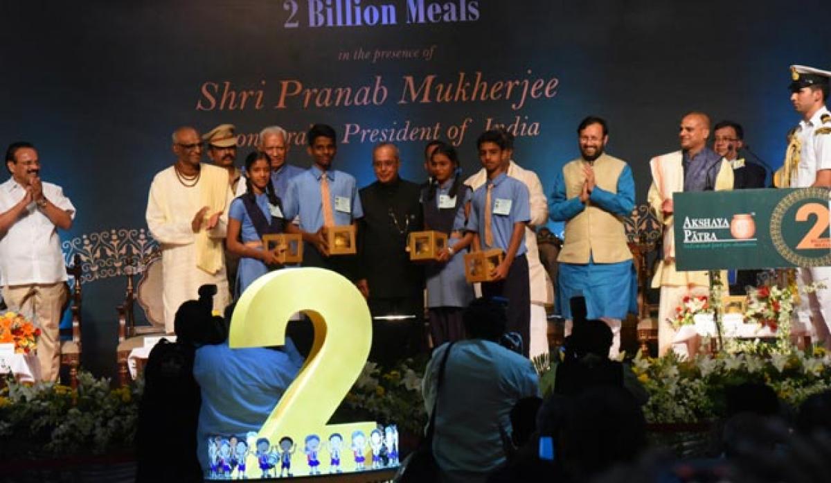 Honourable President of India, Shri Pranab Mukherjee, commemorates Akshaya Patra’s milestone of serving 2 Billion Meals