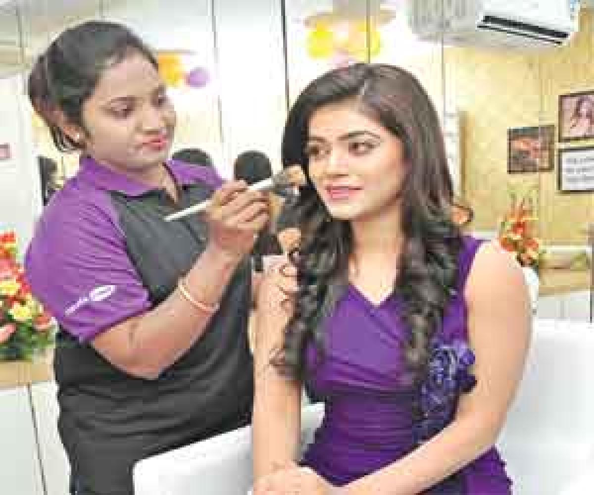 Yamini Bhasker opens Naturals Lounge