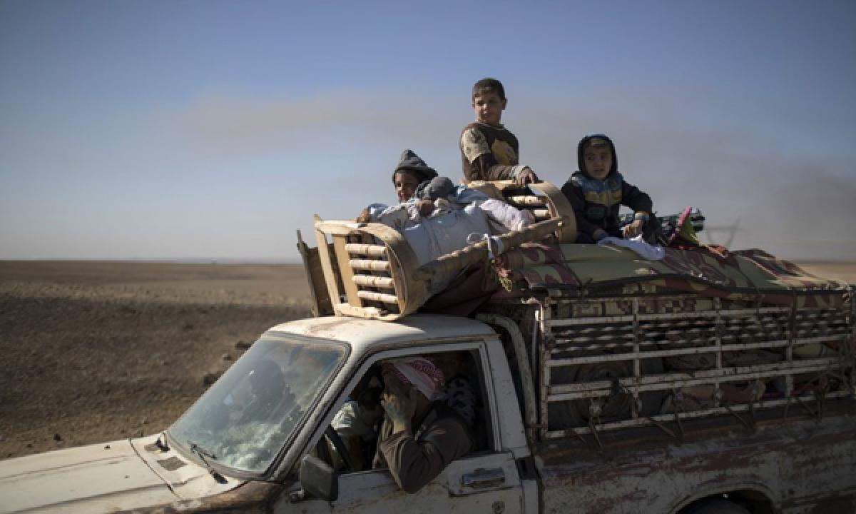 Iraq: Civilians flee as Shiite fighters near flashpoint town near Mosul