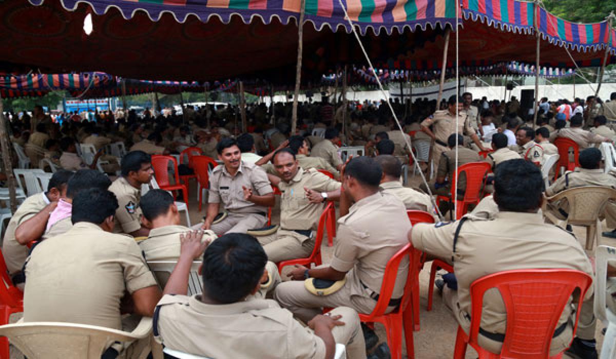 police occupy Dharna Chowk! ,Leaders go underground