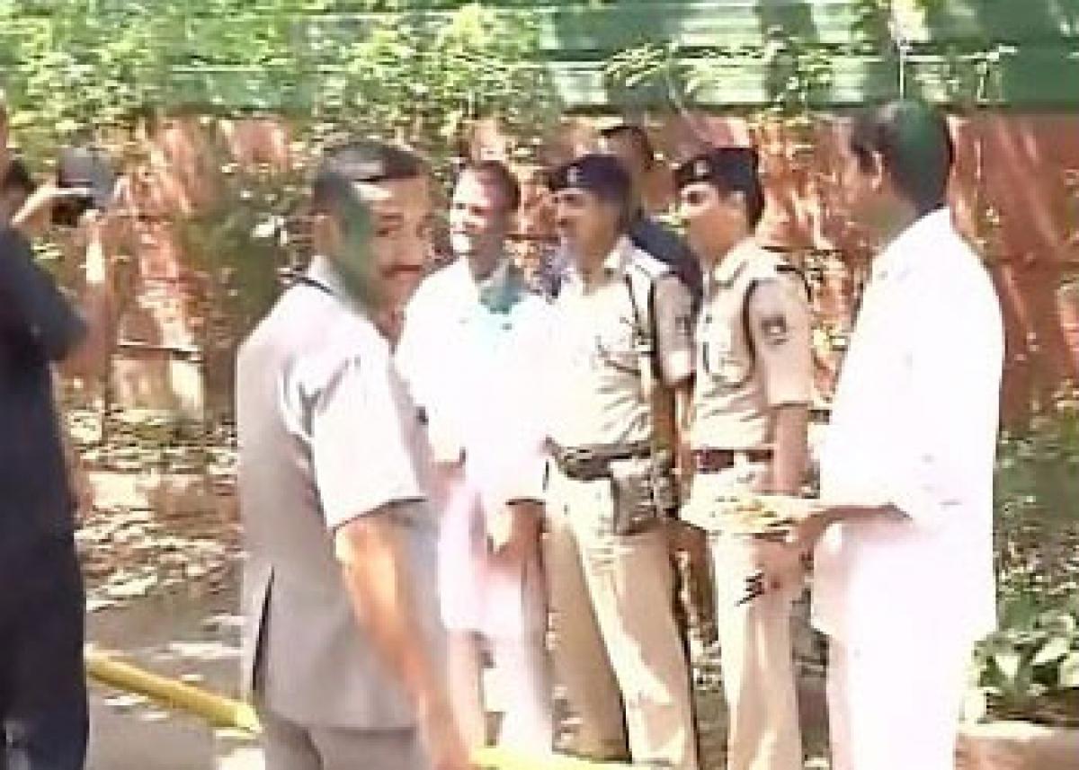 Rahul Gandhi celebrates Holi with SPG personnel