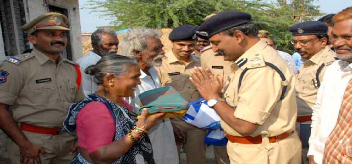 Warangal Cops present Sankranthi gifts to senior citizens