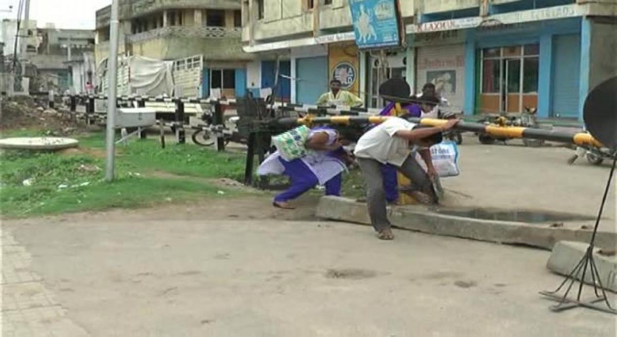 Traders observe bandh.