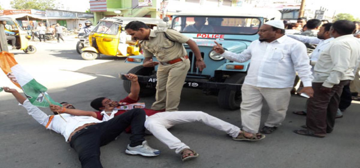 Congress calls for bandh in Bodhan, TRS opposes