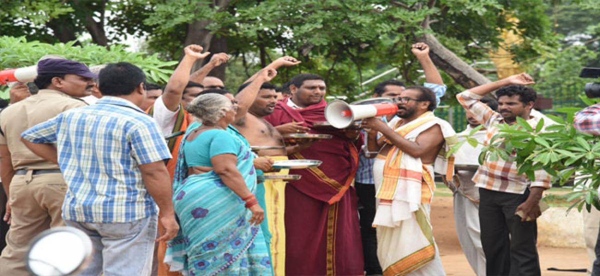 Archakas ‘beg’ to protest, seek support