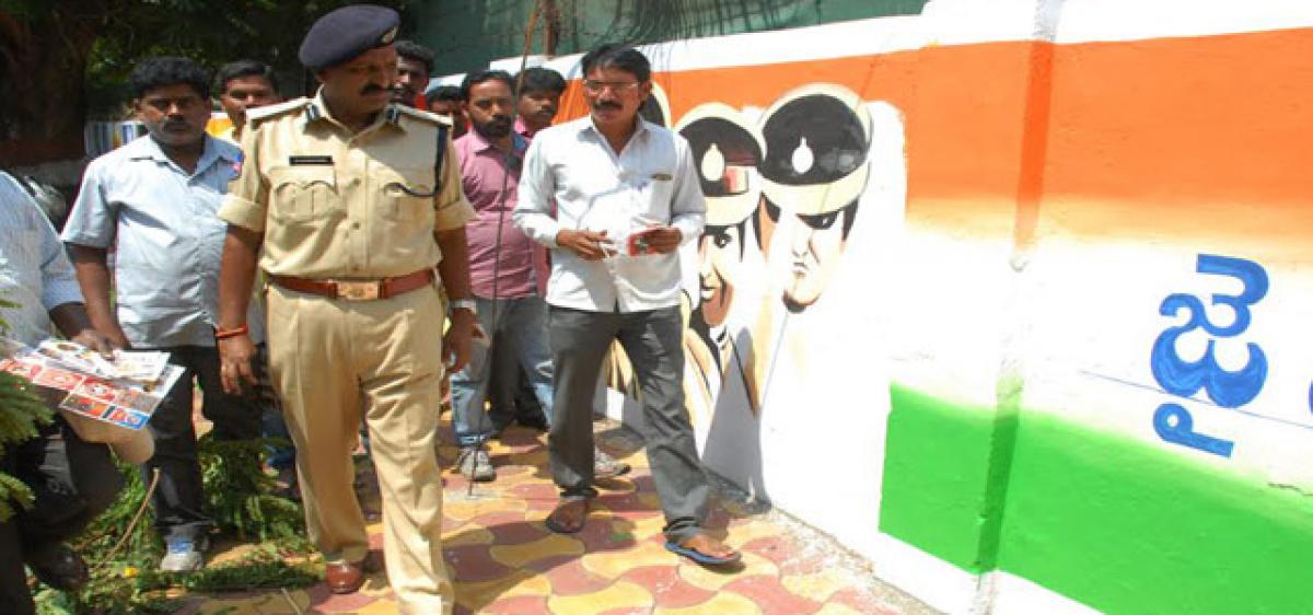 Warangal CP warns miscreants against spoiling paintings on walls