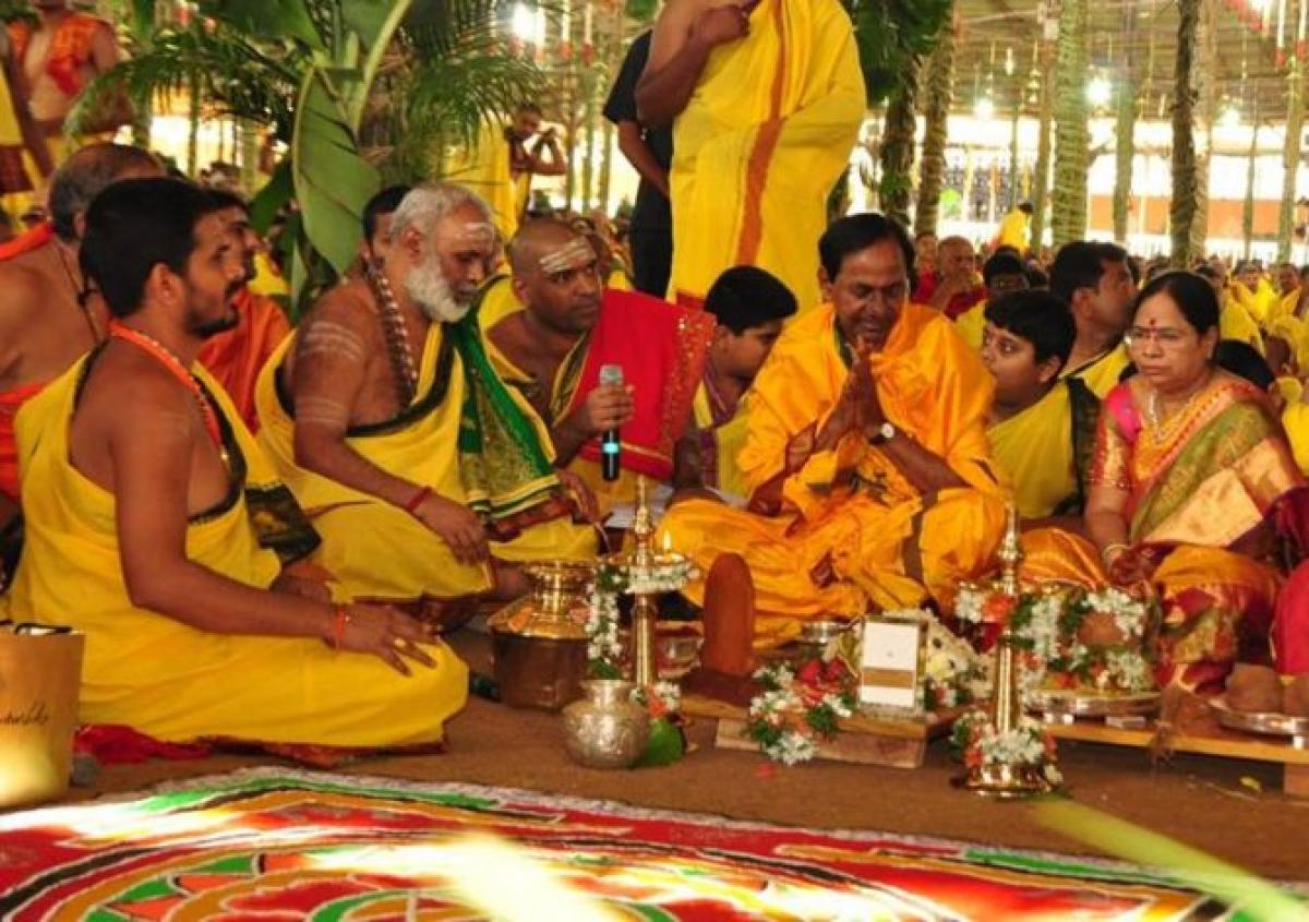 KCRs Chandi Yagam Day four witnesses heavy pilgrim rush