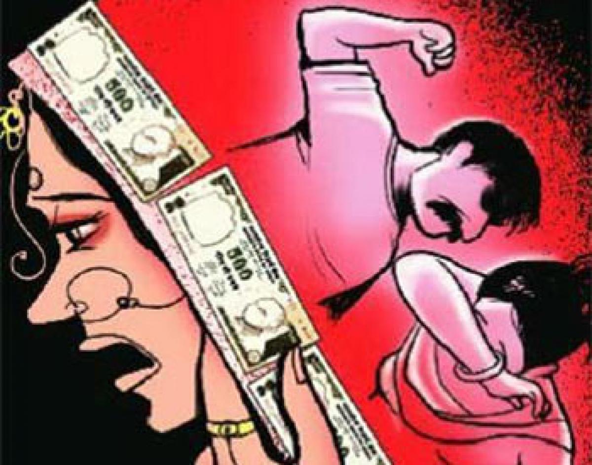 Constable’s wife hangs self over dowry